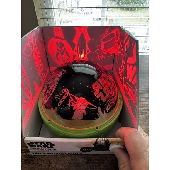 Disney's Mandalorian LED Christmas Projector 4 color Lights Star Wars Yoda New - Picture 6 of 7